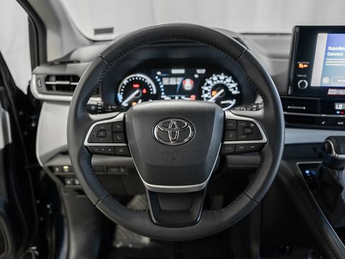 Used 2025 Toyota Sienna XLE FWD image 32
