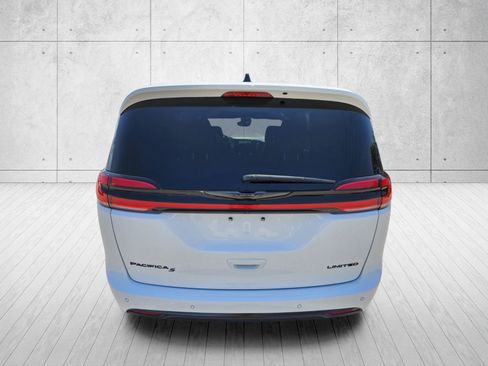 Used 2025 Chrysler Pacifica Limited FWD image 6