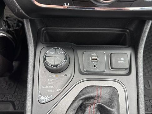 Used 2019 Jeep Cherokee Trailhawk w/ Comfort/Convenience Group AWD/4WD image 33