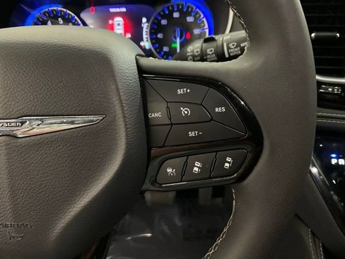 Used 2025 Chrysler Pacifica Limited FWD image 13