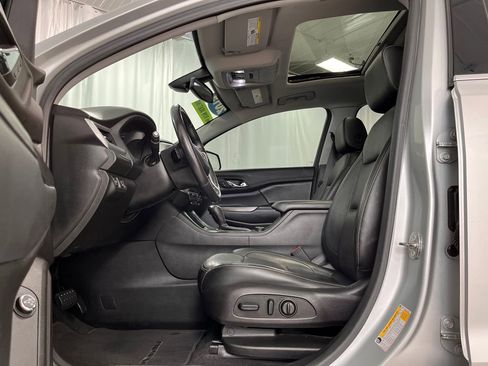 Used 2019 GMC Acadia SLT w/ LPO, Black Accent Package AWD/4WD image 10