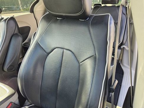 Used 2023 Chrysler Pacifica Limited image 18