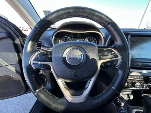 Used 2018 Jeep Cherokee Limited w/ Technology Group image 11