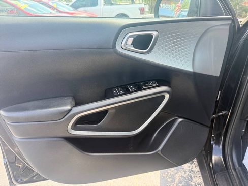 Used 2022 Kia Soul LX w/ Technology Package FWD image 8
