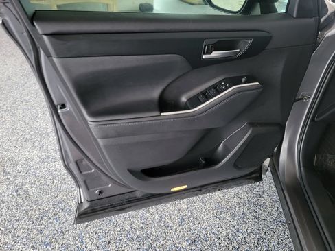 Used 2023 Toyota Highlander XLE FWD image 10