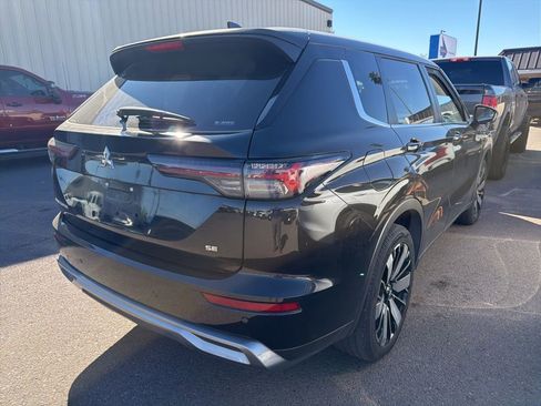 Used 2025 Mitsubishi Outlander SE image 2