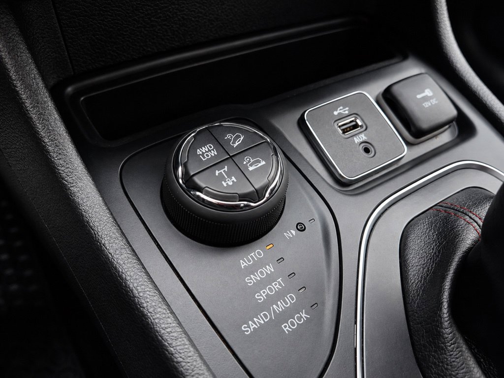 Used 2019 Jeep Cherokee Trailhawk w/ Cold Weather Group AWD/4WD image 15