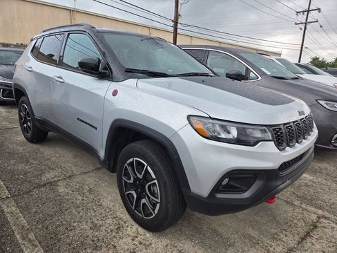Used 2024 Jeep Compass Trailhawk AWD/4WD image 9