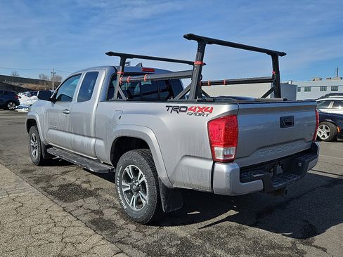 Used 2016 Toyota Tacoma TRD Sport w/ Towing Package image 5