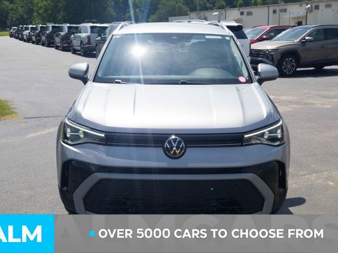 Used 2025 Volkswagen Taos SE FWD image 3