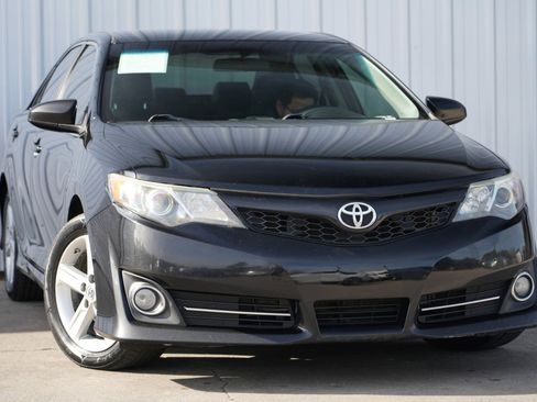 Used 2014 Toyota Camry SE image 2