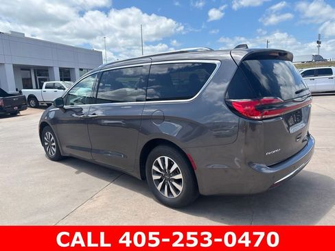 Used 2021 Chrysler Pacifica Touring-L FWD image 4