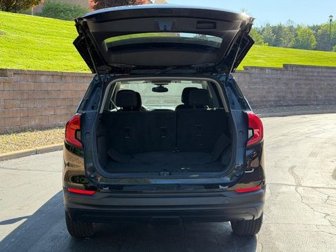 Used 2022 GMC Terrain SLE w/ Driver Convenience Package FWD image 4