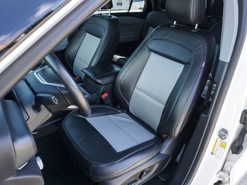 Used 2022 Ford Explorer XLT w/ Equipment Group 202A AWD/4WD image 18