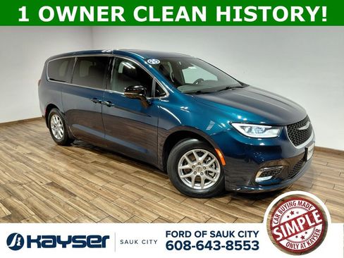 Used 2025 Chrysler Pacifica Select image 1