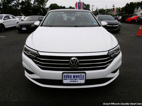 Used 2020 Volkswagen Jetta SE w/ SE Cold Weather Package FWD image 2