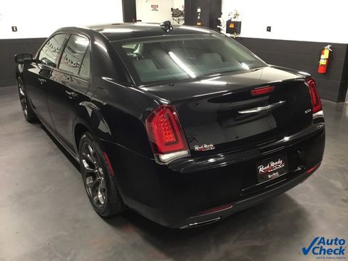 Used 2018 Chrysler 300 Touring w/ Sport Appearance Package image 7