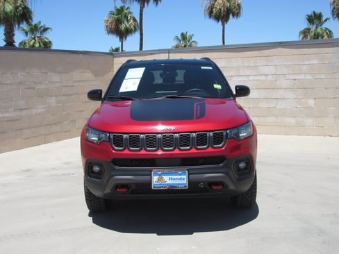 Used 2025 Jeep Compass Trailhawk AWD/4WD image 3