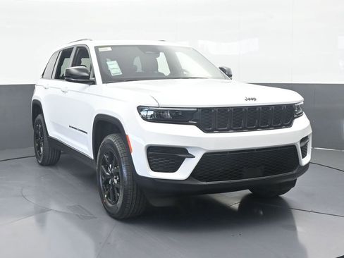 Used 2025 Jeep Grand Cherokee Altitude RWD image 9