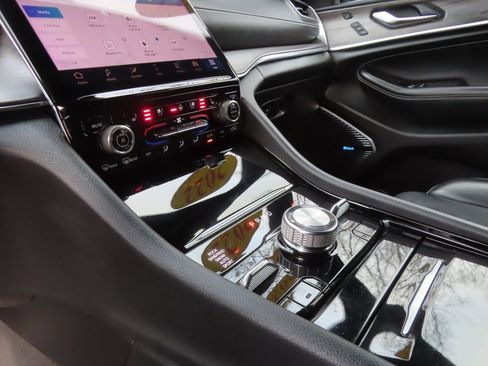 Certified 2022 Jeep Grand Cherokee Overland w/ Luxury Tech Group IV image 7