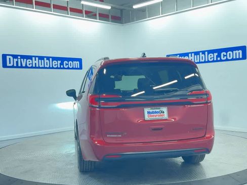 Used 2025 Chrysler Pacifica Limited image 9