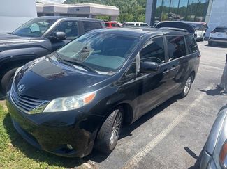 Used 2015 Toyota Sienna XLE image 1