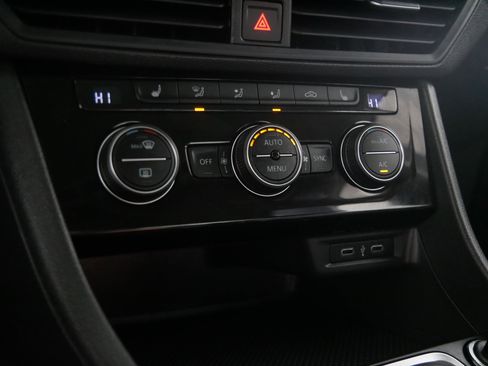 Certified 2022 Volkswagen Jetta SE w/ Panoramic Sunroof Package image 23