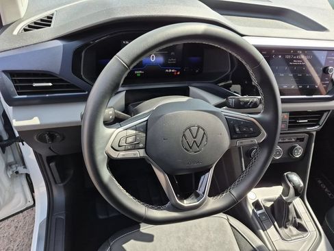 Used 2022 Volkswagen Taos SE FWD image 11