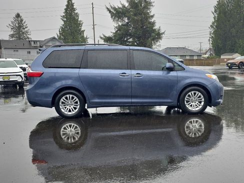 Used 2015 Toyota Sienna XLE w/ XLE Navigation Package image 7