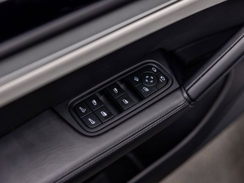 Certified 2025 Porsche Cayenne AWD/4WD image 45