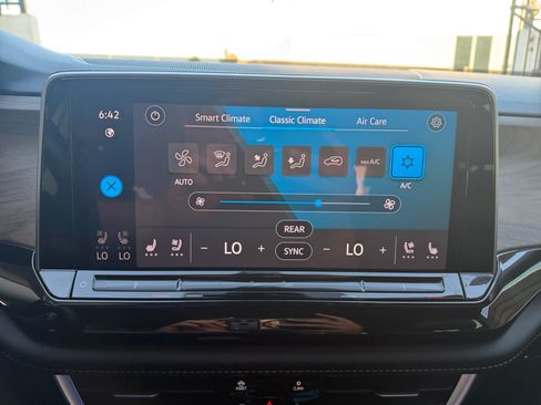 Used 2024 Volkswagen Atlas SE w/ Panoramic Sunroof Package FWD image 22