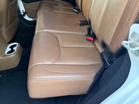 Used 2017 Jeep Wrangler Unlimited Sahara w/ Connectivity Group AWD/4WD image 6