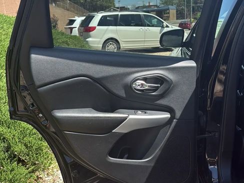 Used 2017 Jeep Cherokee Overland w/ Technology Group image 33