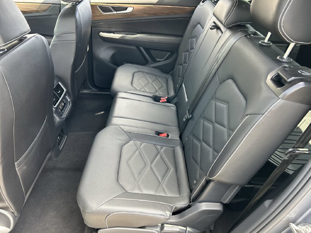 Used 2025 Volkswagen Atlas SE FWD image 24