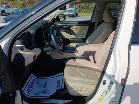 Used 2023 Toyota Highlander Limited FWD image 9