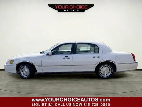 Used 2001 Lincoln Town Car Executive RWD image 2