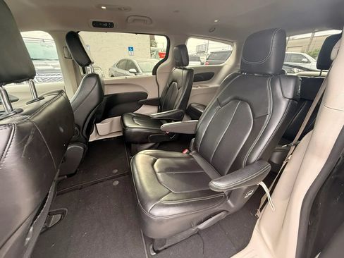 Used 2023 Chrysler Pacifica Touring-L FWD image 10