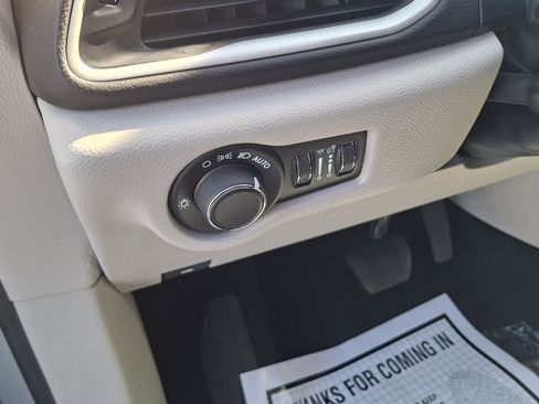 Used 2024 Chrysler Voyager LX FWD image 10