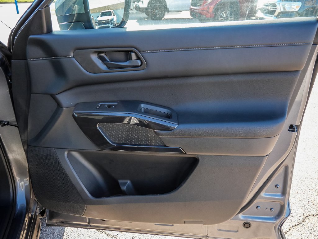 Used 2025 Nissan Pathfinder SV w/ SV Premium Package FWD image 19