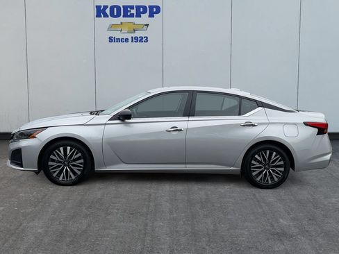 Used 2024 Nissan Altima 2.5 SV FWD image 2