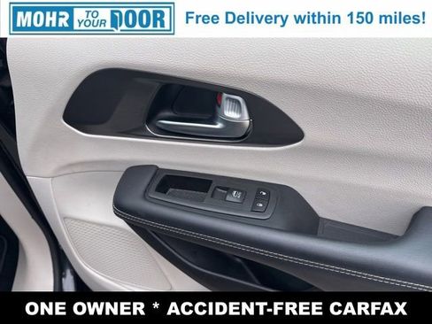 Used 2024 Chrysler Pacifica Touring-L image 14