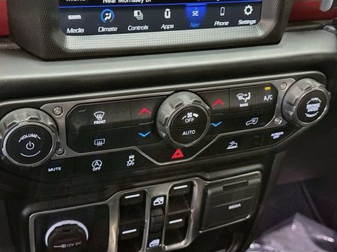 Used 2022 Jeep Wrangler Unlimited Rubicon AWD/4WD image 16