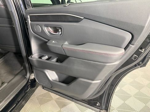 Used 2025 Honda Pilot Black Edition image 32
