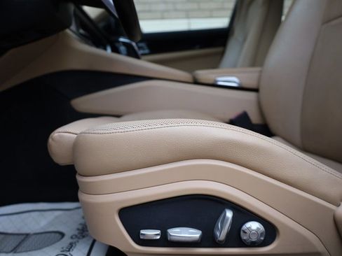Used 2018 Porsche Panamera 4 image 16