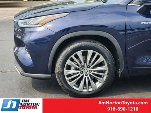 Used 2021 Toyota Highlander Platinum FWD image 9