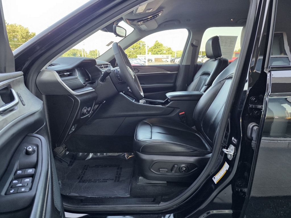 Used 2023 Jeep Grand Cherokee Limited AWD/4WD image 23