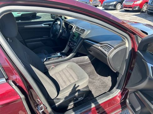 Used 2018 Ford Fusion SE w/ Fusion SE Technology Package FWD image 12