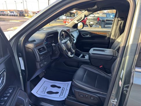 Used 2023 Chevrolet Suburban Premier image 9