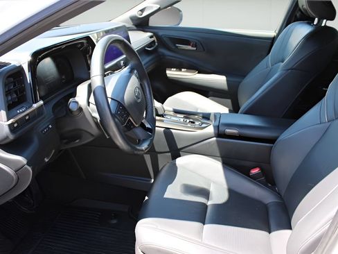 Used 2024 Toyota Crown Platinum AWD/4WD image 9