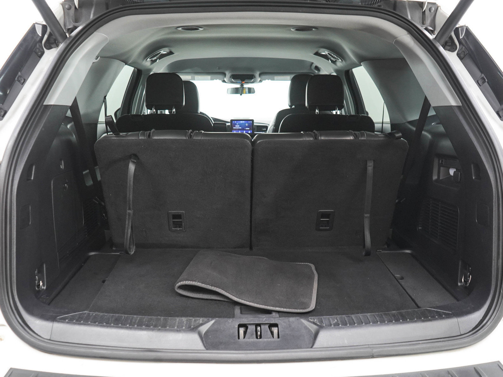 Used 2022 Ford Explorer XLT w/ Equipment Group 202A AWD/4WD image 9